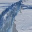 Enorme grieta de la Antártida a punto de convertirse en el mayor iceberg del mundo. Enorme grieta de la Antártida a punto de convertirse en el mayor iceberg del mundo.