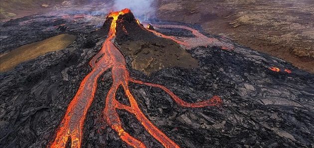 Medio centenar de volcanes están en erupción en el mundo. Medio centenar de volcanes están en erupción en el mundo.